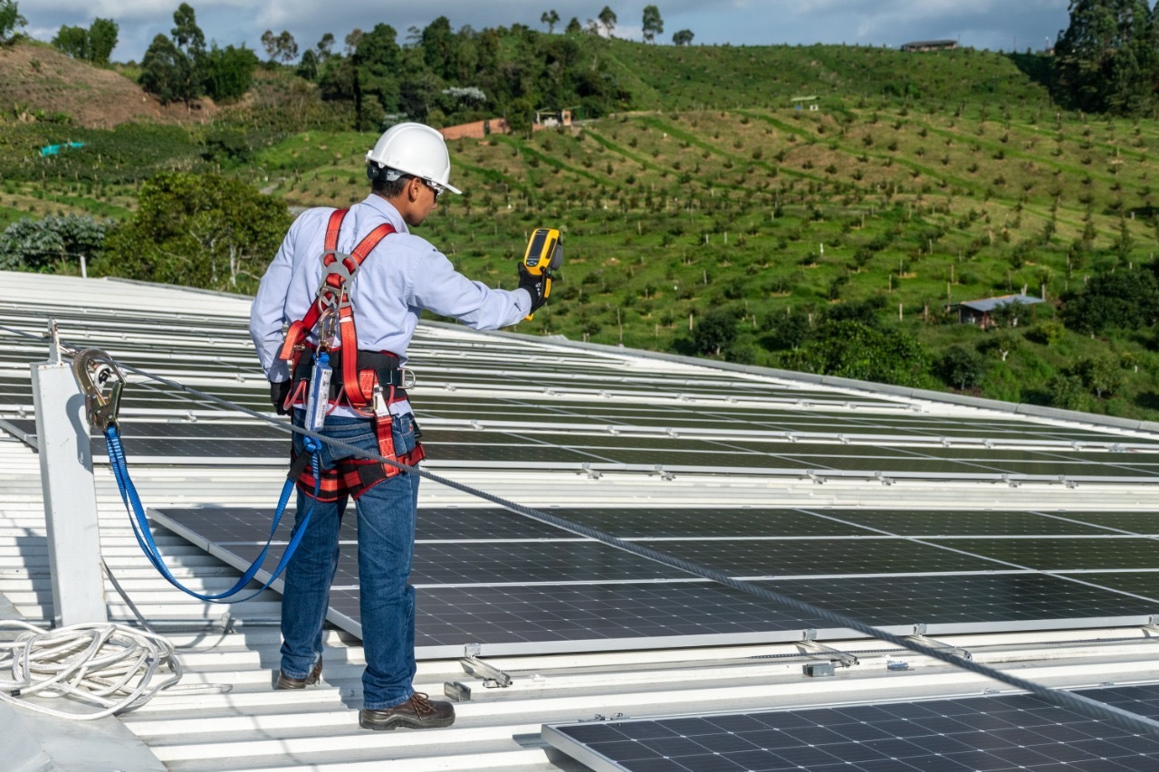 Mantenimiento De Sistemas Solares Fotovoltaicos – Eneco | Eficiencia ...